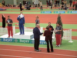 Auf den Plätzen 1-3 und 5-8 bei der Siegerehrung 60 m Hürden fanden sich lauter Siebenkämpferinnen wieder, darunter allein drei Juniorinnen des TSV Bayer Leverkusen. Maren Freisen gelang als Siegerin ein weiterer Schritt in Richtung Comeback.
