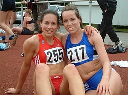 Vereinsübergreifende Kollegialität bei den MehrkämpferInnen ist bekannt. Hier Natascha Rother, TSV Bayer Leverkusen, und Anne Feuersänger (LT DSHS Köln) nach dem 800m-Lauf.
